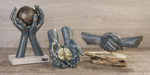 Скульптура "Мир в твоих руках", бронзовый
